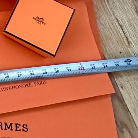 Collection of Hermes original boxes, ties, bracelet, scarves, gloves, etc. - Picture 3 of 6